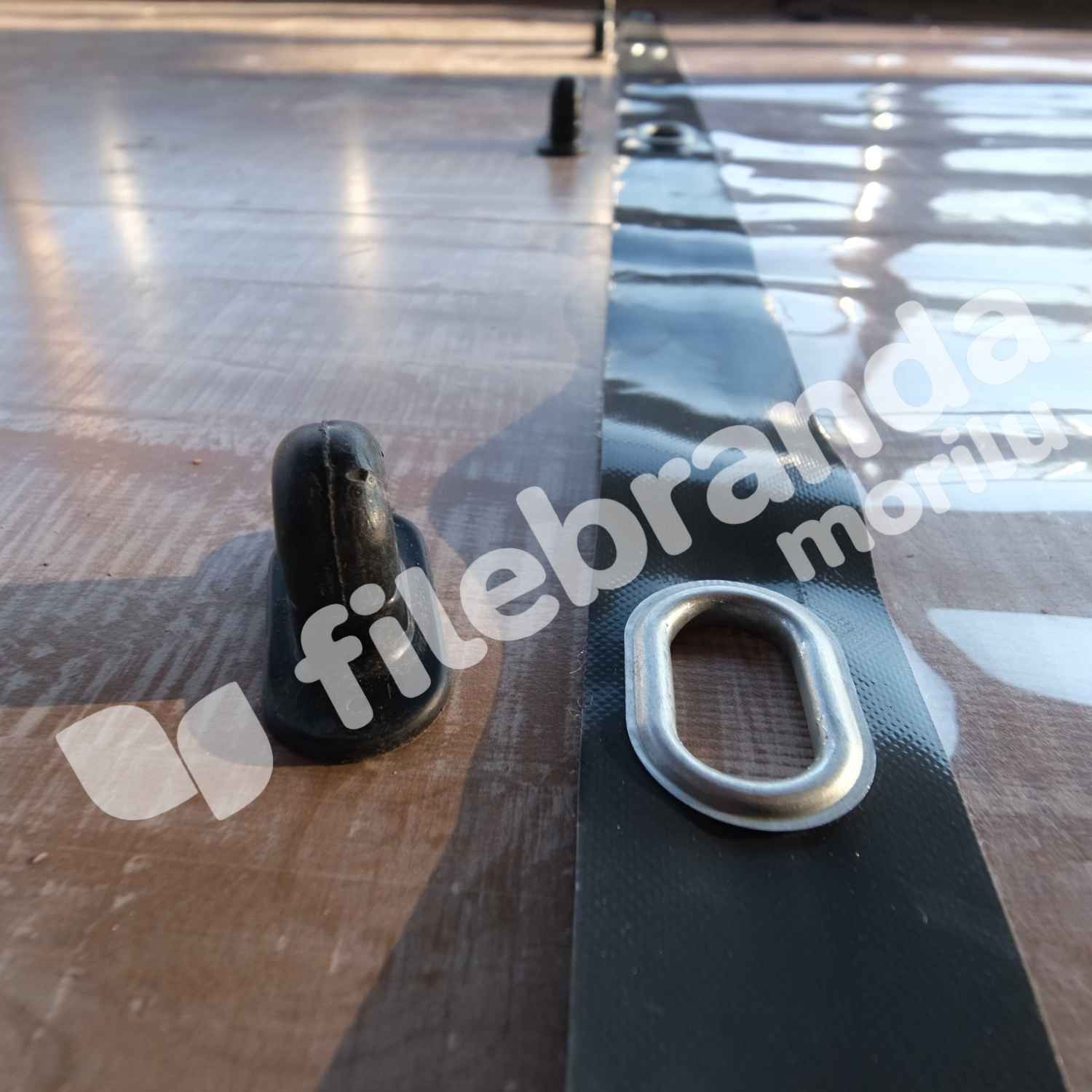 Model 7 – Mandallı Şeffaf Balkon Brandası – Yukarı Sarılır (0.8 mm) 5 Mandallı balkon brandası üst kuşgözü detayı